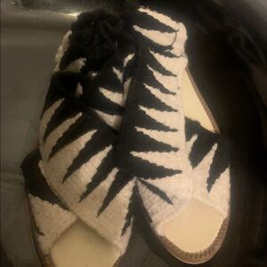 Ndavaa artisan Sandals Womens Black White Elastic Criss Cross Fabric 3 7.5